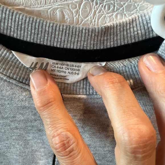 H&M fuzzy spider sweatshirt size 4-6 - Picture 5 of 6